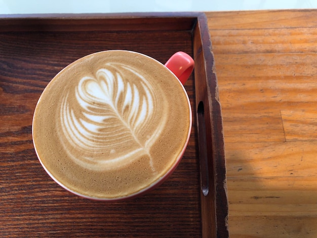 Zdjęcie latte ze stolikiem z drewna