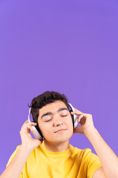 Latynos młody człowiek słucha muzyki na słuchawkach
