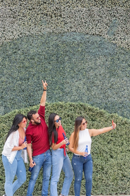 Latynoscy przyjaciele robią sobie selfie na świeżym powietrzu