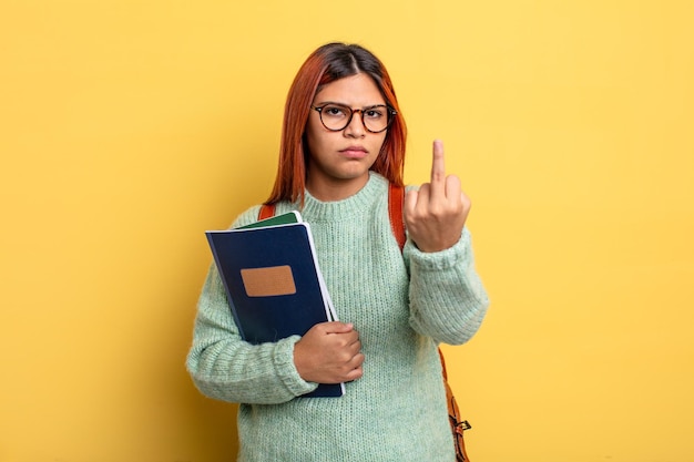 latynoska kobieta czuje się zła, zirytowana, buntownicza i agresywna. koncepcja studenta