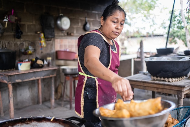 Latynoska kobieta smażąca jedzenie na patelni Gastronomia Nikaragua