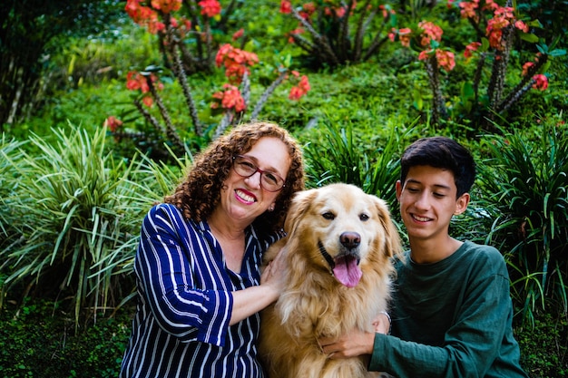 Latynoska Matka Z Nastoletnim Synem Przytula Swojego Psa Rasy Golden Retriever