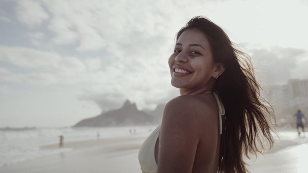 Latynoska młoda dziewczyna słynna plaża Rio de Janeiro Brazylia Latynoskie wakacje wakacje