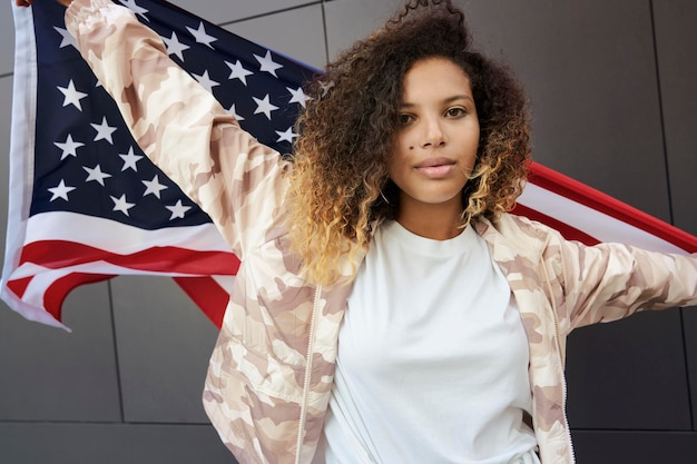 Latynoska młoda kobieta z amerykańską flagą