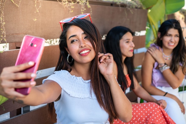 Latynoska Robi Selfie Z Przyjaciółmi Latynoska Z Miłym Uśmiechem Robi Zdjęcie