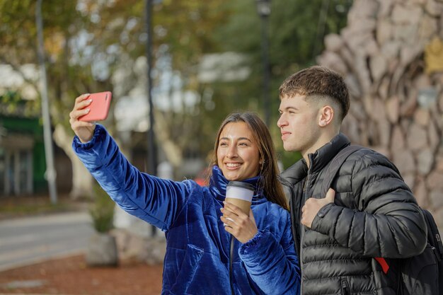 Latynoska robi sobie selfie ze swoim chłopakiem