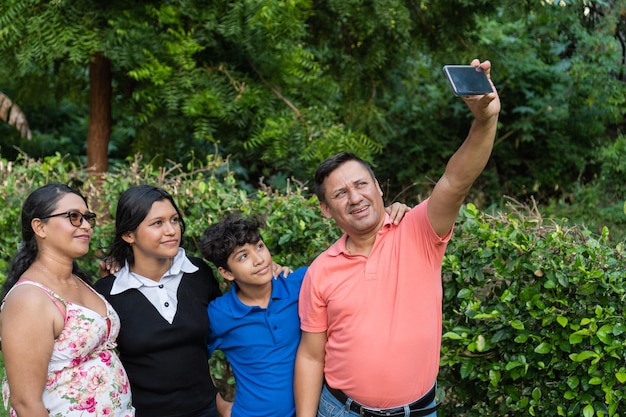 Latynoska Rodzina Z Dwójką Nastolatków Robi Sobie Selfie Za Pomocą Telefonu Komórkowego