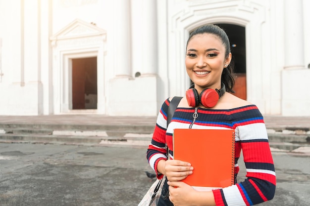 Latynoska studentka z plecakiem i notatnikiem