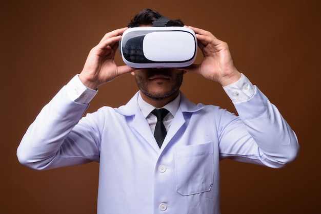 Latynoski lekarz przy użyciu okularów VR do wirtualnej rzeczywistości