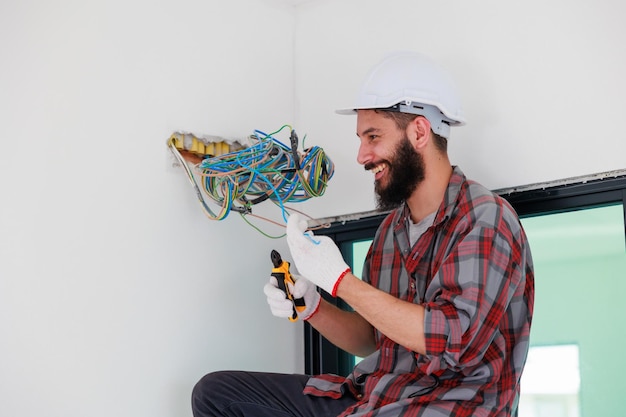 Latynoski mężczyzna Instalator elektryk z narzędziem w rękach Usługa konserwacji Koncepcja naprawy i złota rączka