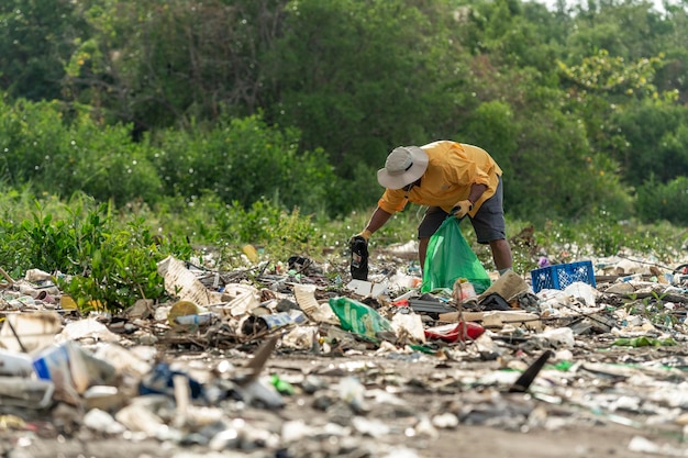 Latynoski rano zbiera plastikowe śmieci na plaży Panama Ameryka Środkowa