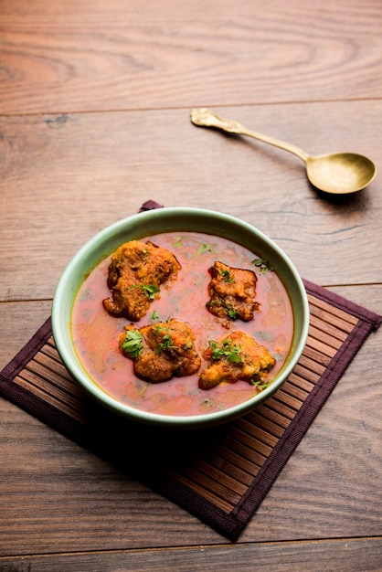 Lauki Kofta Curry przyrządzane z Bottel Gourd lub Doodhi, podawane w misce lub karahi. selektywne skupienie