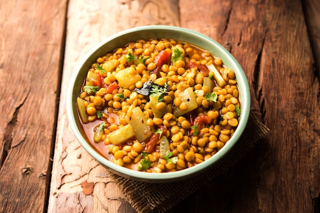 Lauki lub Doodhi Chana Dal Subji lub Bottlegourd Gram Curry, podawane w misce.