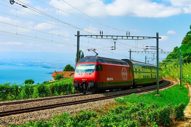 Lavaux, Szwajcaria - 30 sierpnia 2016: Prowadzenie pociągu na linii kolejowej w Lavaux Vineyard Terrace szlak turystyczny nad Jeziorem Genewskim i szwajcarskimi górami, w dzielnicy Lavaux-Oron, w Szwajcarii