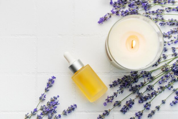 Zdjęcie lavender spa lavender naturalny olej eteryczny świeca aromatyczna i świeża lawenda