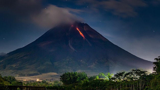 Zdjęcie lawa góry merapi w nocy