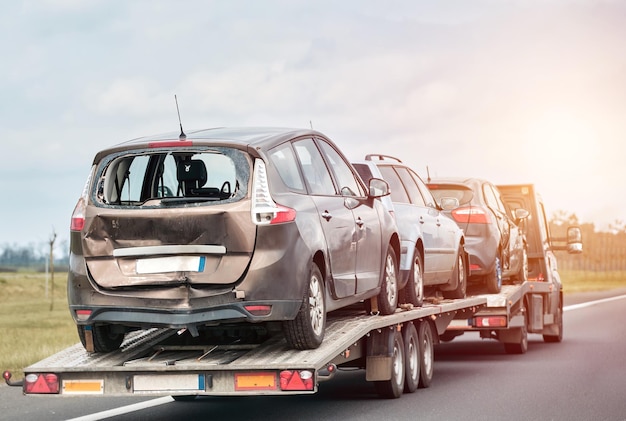 Laweta z rozbitym samochodem na drodze kraju Laweta transportu samochodu na autostradzie Koncepcja transportu usług samochodów