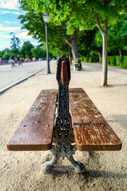 Zdjęcie Ławka do siedzenia w parku retiro w madrycie.