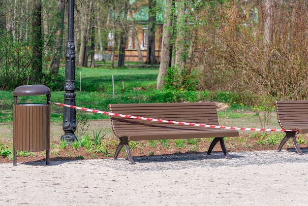 Ławka jest ogrodzona taśmą, nie wolno siedzieć