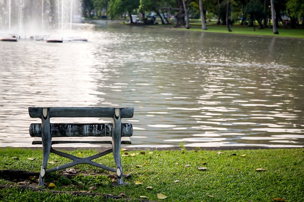 ławka, krzesło obok rzeki w parku przyrody