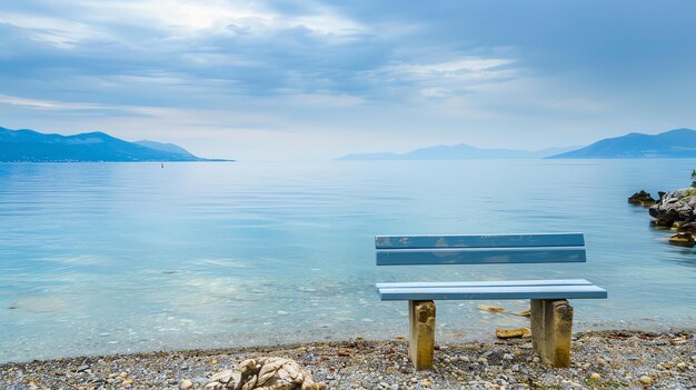 Zdjęcie Ławka przy spokojnym morzu miejsce do odpoczynku i cieszenia się widokiem