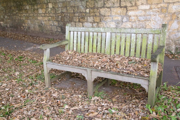 Ławka Zima z Liśćmi na Broadwayu, Cotswolds, Anglia, Wielka Brytania