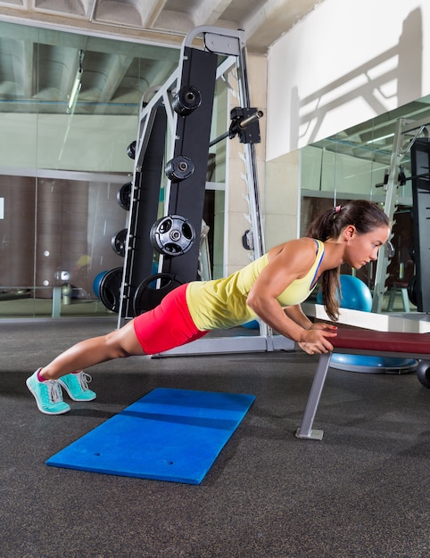 ławki triceps push up woman at gym