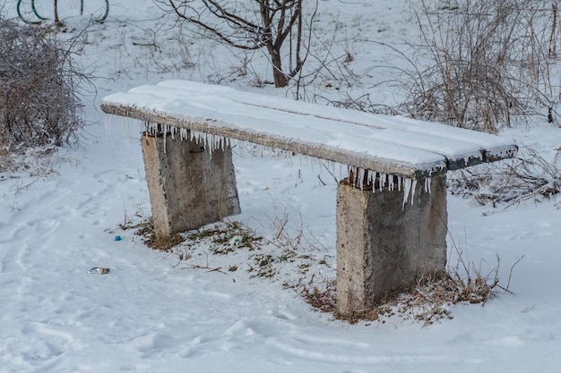 Ławki w zimowym parku miejskim