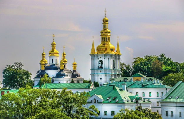 Ławra Kijowsko-Peczerska to jeden z pierwszych klasztorów założonych przez Ruś Kijowską Jedna z najważniejszych świątyń prawosławnych