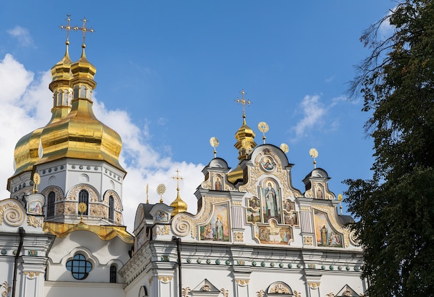 Ławra Peczerska w Kijowie. Katedra Zaśnięcia Najświętszej Maryi Panny. Kijów. Ukraina. Błękitne niebo z chmurami w słoneczny dzień w tle