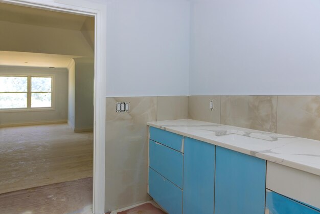 Łazienka z marmurową umywalką i zasłoną prysznicową piękna nowa główna łazienka