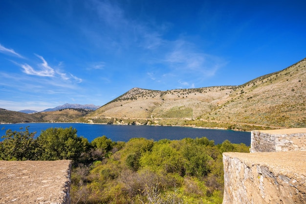 Lazurowa zatoka w porto palermo w pobliżu himare w albanii