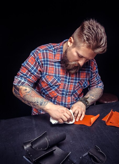 Leather Skinner tworzy wysokiej jakości produkt ze skóry w swoim studio skórzanym