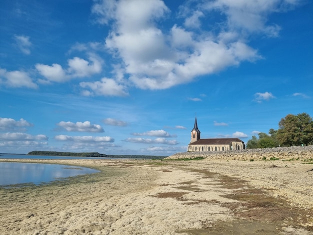 Zdjęcie leglise au bord de leau