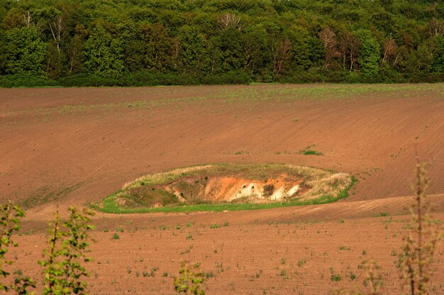 Lej geologiczny na zaoranym polu