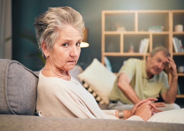 Lęk przed stresem i starsza para w terapii na kanapie w celu poradnictwa małżeńskiego i opieki nad osobami starszymi Portret wściekłej starej kobiety opieka psychiatryczna i porady dotyczące związków lub wsparcie wypalenia rozwodowego