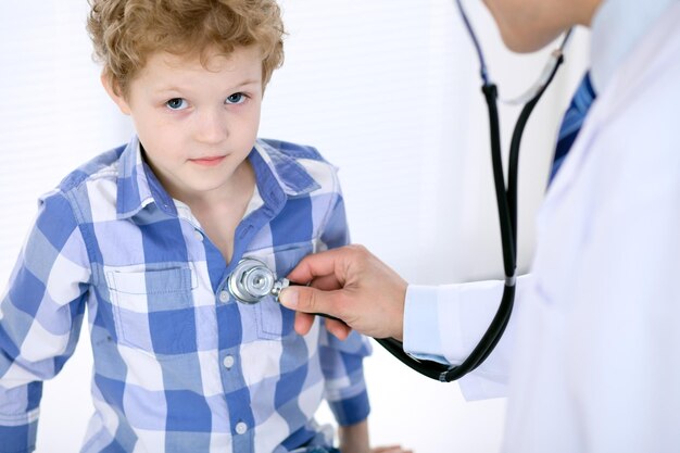 Zdjęcie lekarz badający dziecko za pomocą stetoskopu