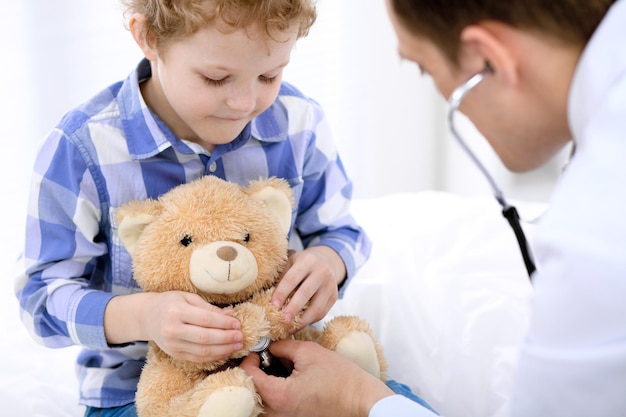 Lekarz badający dziecko za pomocą stetoskopu