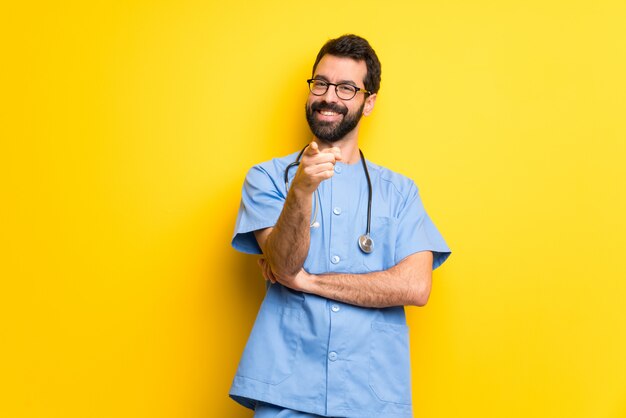 Lekarz Chirurg Mężczyzna Wskazuje Palcem Na Ciebie Z Pewną Miną