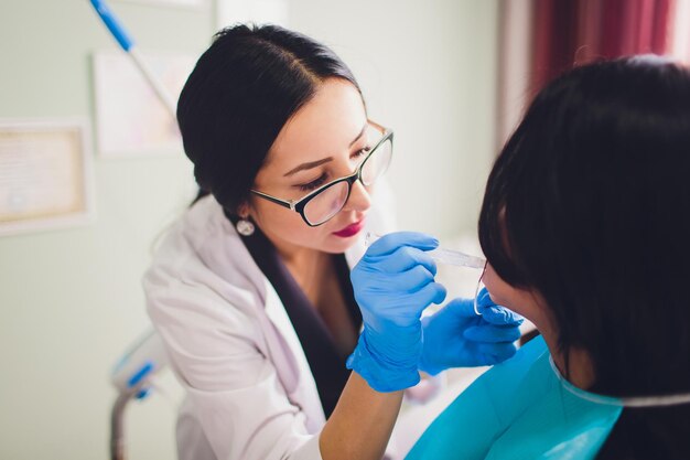 Lekarz dentysta wyjaśnia pacjentowi implant zębów w klinice stomatologicznej