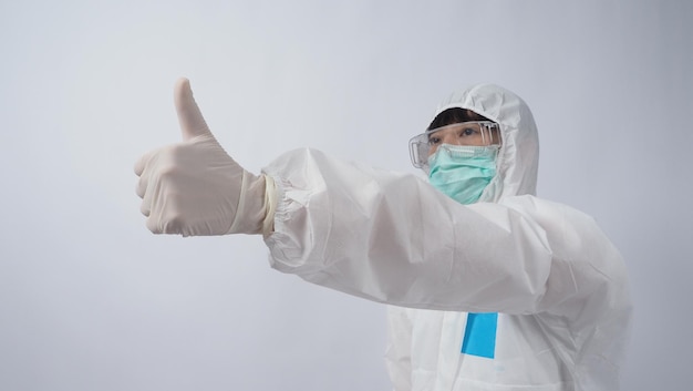 Lekarz Gesture Azjatycka kobieta lekarz w PPE garnitur gestykuluje