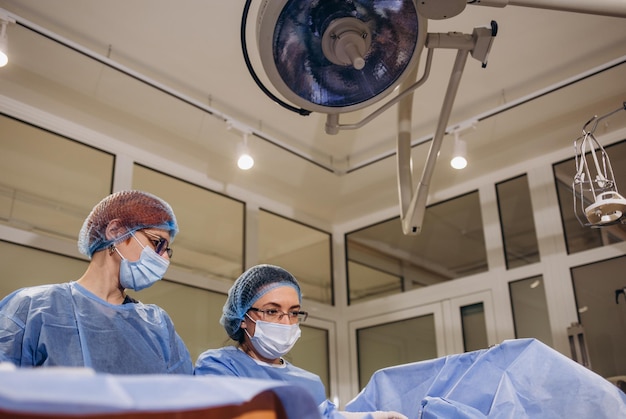 Lekarz i asystent na sali operacyjnej Kliniki Chirurgii Żylnej Chirurgii Naczyniowej