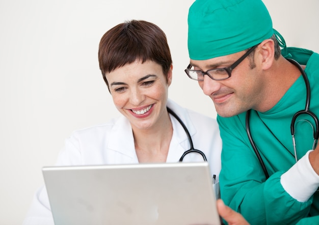 Lekarz i chirurg patrząc na laptopa