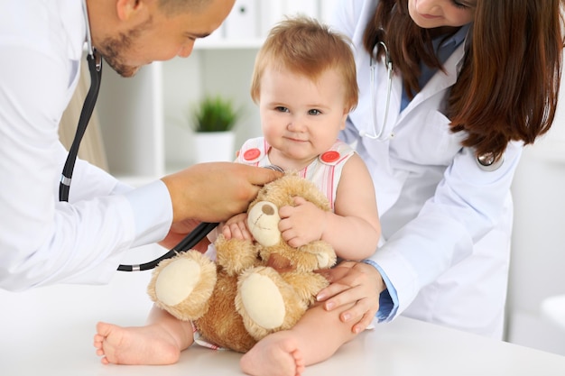 Lekarz i pacjent Happy cute baby na egzaminie zdrowotnym Koncepcja medycyny i opieki zdrowotnej