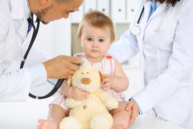 Lekarz i pacjent Happy cute baby na egzaminie zdrowotnym Koncepcja medycyny i opieki zdrowotnej