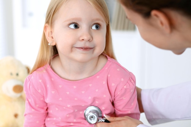 Lekarz i pacjent w szpitalu Dziecko badane przez lekarza stetoskopem