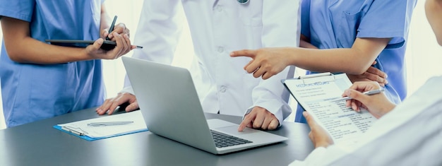 Zdjęcie lekarz i pielęgniarka na spotkaniu medycznym omawiają strategiczny plan leczenia wraz z raportem i laptopem koncepcja szkolenia warsztatowego w szkole medycznej w panoramicznym banerze neoteric