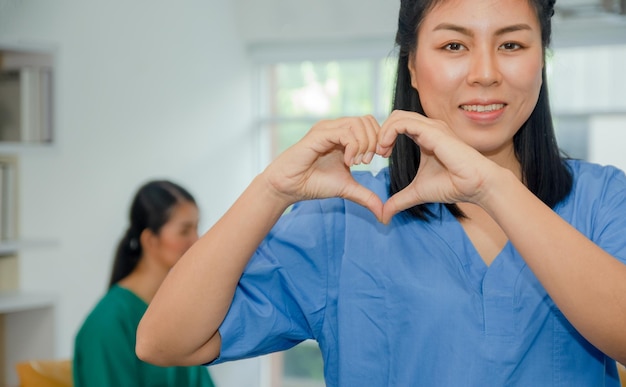 Lekarz kobiety ręka kształt serca koncepcja zdrowej opieki i koncepcja światowego serca dat