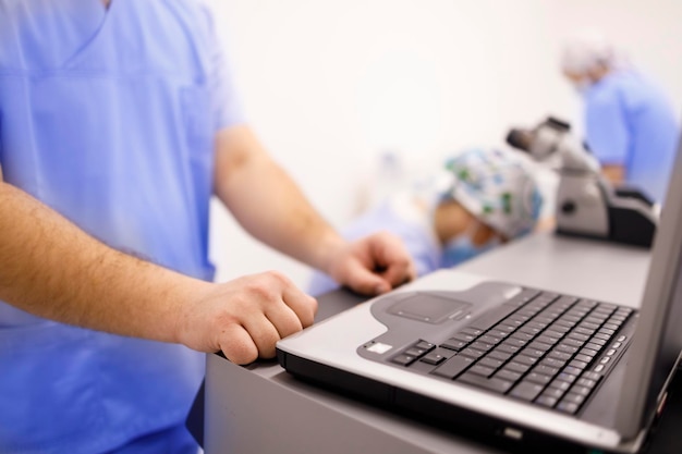 Lekarz korzystający z komputera podczas badania w poradni zdrowia