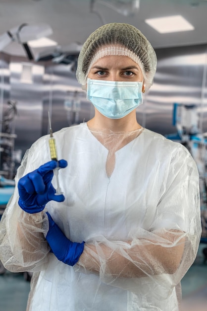 Lekarz lekarz zakłada rękawiczki używa strzykawki do wstrzyknięcia pacjentowi środka znieczulającego przed operacją na sali operacyjnej lekarze szpitalni lekarze ratunkowi